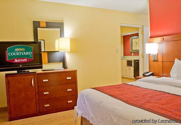 Courtyard Charlotte Airport North Hotel Room photo