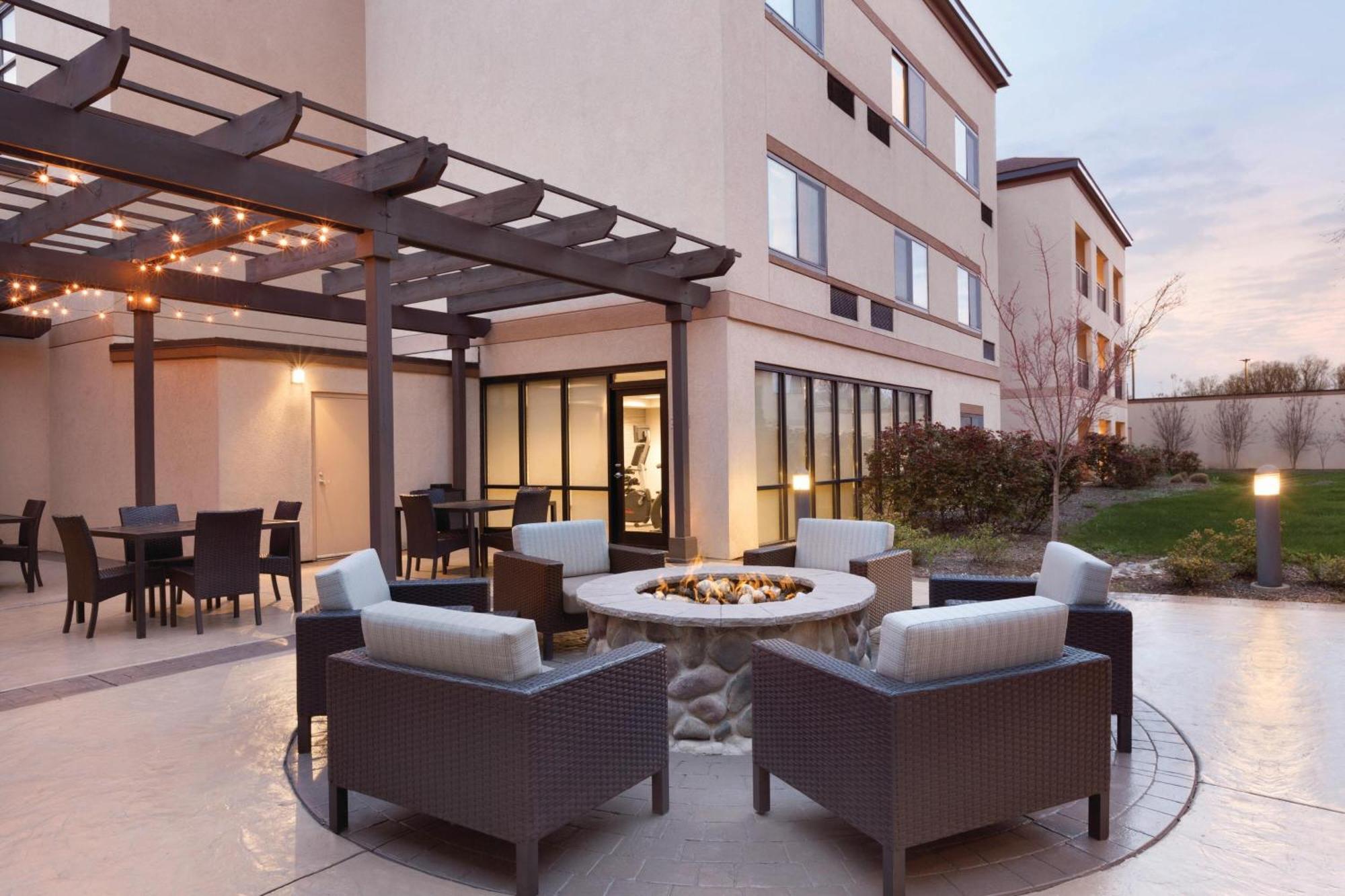 Courtyard Charlotte Airport North Hotel Exterior photo
